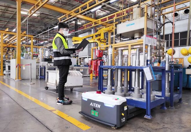 智能搬运工新成员 小海豚引领仓储业高效变革